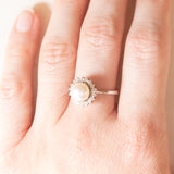 Anello a margherita vintage in oro bianco 14K con perla bianca e diamanti di taglio brillante (0.30ctw ca.), anni ‘50/‘60