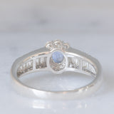 Anello a fascia con margherita in platino con zaffiro (0.44ct) e diamanti (0.67ctw), anni ‘80/‘90