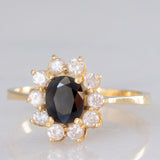 Anello a margherita vintage in oro giallo 18K con zaffiro (0.70ct ca.) e diamanti di taglio brillante (0.40ctw ca.), anni ‘80/‘90
