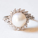 Anello a margherita vintage in oro bianco 18K con perla bianca e diamanti (0.18ctw ca.), anni ‘70
