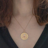 Ciondolo vintage “Plus qu’hier moins que demain” in oro giallo 18K con diamante e rubini