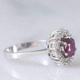 Anello a margherita vintage in oro bianco 14K con rubino (1.15ct ca.) e diamanti (0.15ctw ca.), anni ‘70