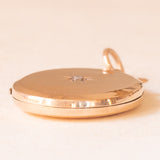 Ciondolo portafoto antico con lamina in oro giallo 9K su metallo e con diamante, anni ‘10/‘20