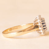 Anello a margherita vintage in oro giallo e bianco 9K con zaffiro (0.50ct ca.) e diamanti di taglio brillante (0.20ctw ca.), anni ‘70/‘80