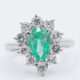 Anello a margherita vintage in platino con smeraldo di taglio a goccia (1.05ct) e diamanti di taglio brillante (1ctw), anni ‘80