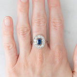 Anello a margherita antico in oro bianco con zaffiro (0.70ct ca.) e diamanti di taglio vecchia miniera (1ctw ca.), anni ‘20/‘30