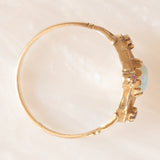 Anello vintage in stile antico in oro giallo 9K con opale (0.20ct ca.) e rubini sintetici (0.30ctw ca.), anni ‘80