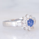 Anello a margherita vintage in platino con zaffiro (0.51ct) e diamanti (0.43ctw), anni ‘90