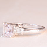 Anello vintage in oro bianco 9K con kunzite (1.20ct ca.) e diamanti di taglio tapered, anno 2005