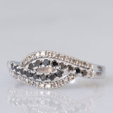 Anello vintage in oro bianco 9K con diamanti bianchi e diamanti neri (0.25ctw ca.)