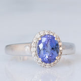 Anello a margherita vintage in oro bianco 18K con tanzanite (2.30ct ca.) e diamanti di taglio brillante (0.20ctw ca.), anno ‘70/‘80
