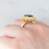 Anello a margherita vintage in oro giallo 18K con zaffiro (4.40ct ca.) e diamanti di taglio brillante (1.68ctw ca.), anni ‘70/‘80