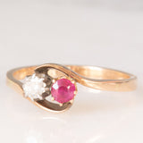 Anello Toi et Moi in oro giallo 14K con rubino sintetico (0.17ct ca.) e diamante di taglio vecchia Europa (0.15ct ca.), anni ‘10/‘20