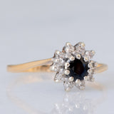 Anello a margherita vintage in oro giallo e bianco 9K con zaffiro (0.25ct ca.) e diamanti (0.10ctw ca.), anno 1981