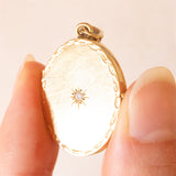 Ciondolo portafoto antico in oro giallo 14K con diamanti di taglio vecchia Europa (0.07ctw ca.), anni ‘10/‘20