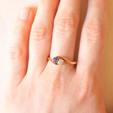Toi et Moi antico in oro giallo 14K con zaffiro (0.25ct ca.) e diamante di taglio vecchia miniera (0.25ct ca.), anni ‘10/‘20