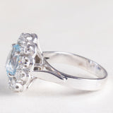 Anello a margherita francese vintage in platino e in oro bianco 18K con acquamarina (1.60ct ca.) e diamanti di taglio brillante (0.80ctw ca.), anni ‘70/‘80