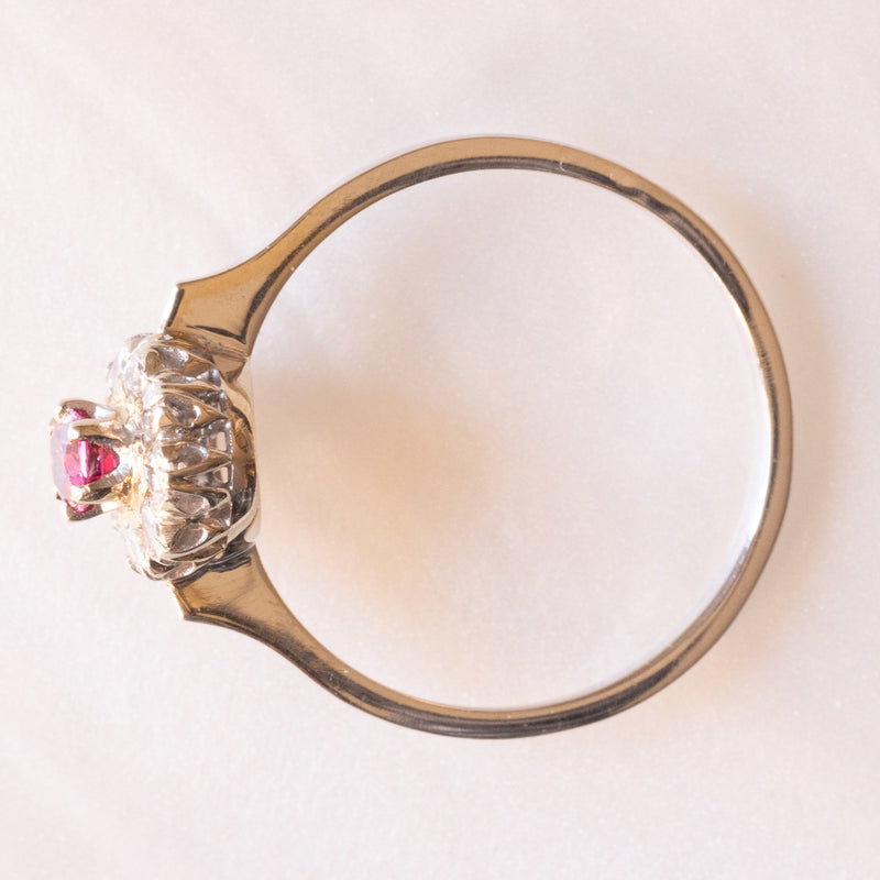 Anello a margherita vintage in oro bianco 18K con rubino (0.20ct ca.) e diamanti (0.25ctw ca.), anni ‘60
