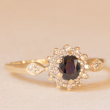 Anello a margherita vintage in oro giallo e bianco 9K con zaffiro (0.40ct ca.) e diamanti (0.14ctw ca.)