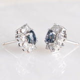 Orecchini a margherita vintage in oro bianco 14K con zaffiri (0.80ct ca.) e diamanti di taglio brillante (1ctw ca.), anni ‘70