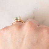 Toi et Moi antico in oro giallo 14K con perla bianca, smeraldo (0.40ct ca.) e diamanti di taglio rosetta (0.10ctw ca.), anni ‘10/‘20