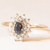 Anello a margherita vintage in oro giallo e bianco 9K con zaffiro (0.40ct ca.) e diamanti (0.18ctw ca.), anno 1960