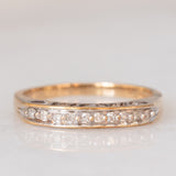 Anello vintage in oro giallo 9K con diamanti (0.10ctw ca.) e scritta traforata “MUM”, anni ‘80/‘90