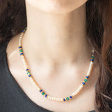 Collana vintage con perle bianche, lapislazzuli, giada verde e con dischi e chiusura in oro giallo 14K, anni ‘70