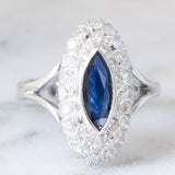 Anello a margherita navette in oro bianco 14K con zaffiro (1ct ca.) e diamanti (0.72ctw ca.), anni ‘70/‘80