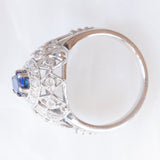 Anello vintage in oro bianco 18K con zaffiro (0.50ct ca.) e diamanti di taglio brillante (0.36ctw ca.), anni ‘50/‘60