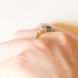 Anello vintage in oro giallo e bianco 9K con spinello sintetico azzurro e diamanti, anni ‘80/‘90