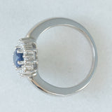 Anello a margherita vintage in oro bianco 14K con zaffiro (1.15ct ca.) e diamanti di taglio brillante (0.48ctw ca.), anni ‘80