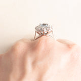 Anello a margherita francese vintage in platino e in oro bianco 18K con acquamarina (1.60ct ca.) e diamanti di taglio brillante (0.80ctw ca.), anni ‘70/‘80