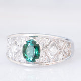 Anello a fascia in platino con tormalina verde (1.13ct) e diamanti (0.38ctw) e con lavorazioni a traforo, anni '90/anni '2000