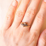 Anello bypass vintage in oro giallo 9K con zaffiri (0.32ctw ca.) e diamanti (0.04ctw ca.), anno 1981