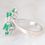 Anello vintage in oro bianco 18K con smeraldi (1ctw ca.) e diamanti (0.45ctw ca.), anni ‘70