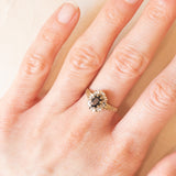 Anello a margherita vintage in oro giallo e bianco 9K con zaffiro (0.50ct ca.) e diamanti (0.04ctw ca.), anno 1992