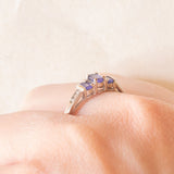 Trilogy vintage in oro bianco 9K con tanzaniti (0.50ct ca.) e diamanti (0.03ctw ca.), anni ‘80/‘90