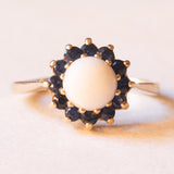 Anello a margherita vintage in oro giallo 9K con opale (1.20ct ca.) e zaffiri (0.44ctw ca.), anni ‘70