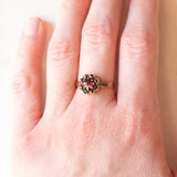 Anello a margherita vintage in oro giallo 8K con granati (0.90ctw ca.), anni ‘50