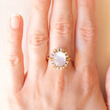 Anello a margherita vintage in oro giallo 18K con pietra di Luna (3.50ct ca.) e diamanti di taglio brillante (0.36ctw ca.), anni ‘70
