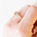 Anello vintage in oro giallo e bianco 9K con topazio azzurro trattato (0.40ct ca.) e diamanti, anni ‘60/‘70