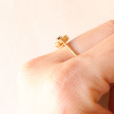 Anello a fiore vintage in oro giallo 14K con zaffiro (0.08ct ca.) e diamanti di taglio brillante (0.20ctw ca.), anni ‘80