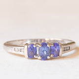 Trilogy vintage in oro bianco 9K con tanzaniti (0.50ct ca.) e diamanti (0.03ctw ca.), anni ‘80/‘90