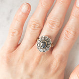 Anello a margherita vintage in stile antico in oro giallo 18K e argento con zaffiro (1ct ca.) e diamanti di taglio rosetta (0.36ctw ca.), anni ‘60/‘70