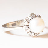 Anello a margherita in oro bianco 18K con perla bianca e diamanti (0.08ctw ca.), anni ‘50/‘60