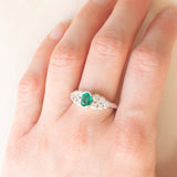 Anello vintage in oro bianco 18K con smeraldo (0.50ct ca.) e diamanti di taglio brillante (0.50ctw ca.)