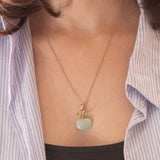 Collana vintage con catenina in oro giallo 9K e con ciondolo a forma di mela in oro giallo 9K con giada verde chiaro e peridoti, anni ‘80