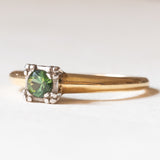 Anello solitario in oro giallo e bianco 14K con cromodiopside, anni ‘60/‘70