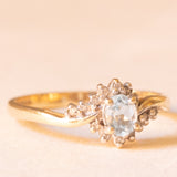 Anello vintage in oro giallo 9K con topazio azzurro (0.40ct ca.) e diamanti (0.07ctw ca.)
